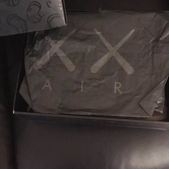 Kaws Jordan 4’s used - Picture 2 of 8